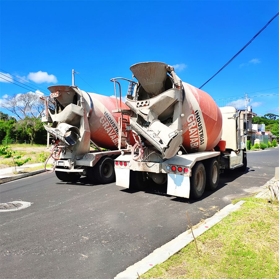 Camión mezclador de concreto Gravablock en una obra