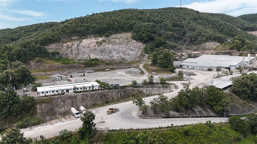 Vista aérea de la planta Gravablock en Tejutla, Chalatenango