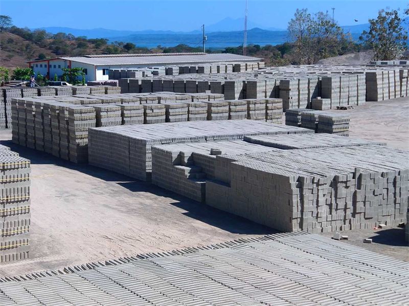 Patio de producción con bloques de concreto apilados