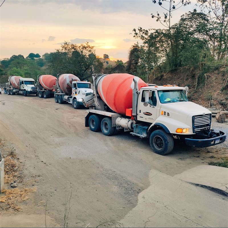 Camiones mezcladores Gravablock en ruta de entrega