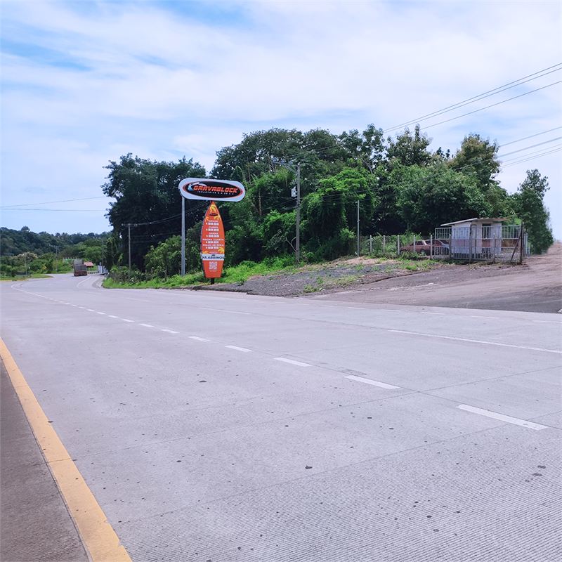 Acceso a la planta por la Carretera al Puerto de La Libertad